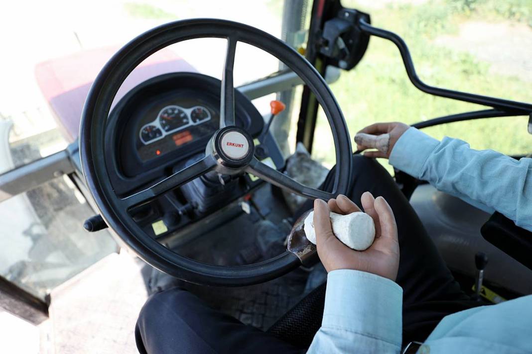 Protez kollarıyla diğer çiftçilere 30 yıldır taş çıkartıyor! Engelli çiftçinin azmi takdir topluyor 4